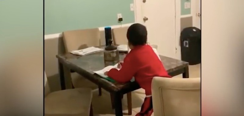Dieses Bild zeigt einen Jungen, der Amazons Alexa für seine Hausaufgaben nutzt.