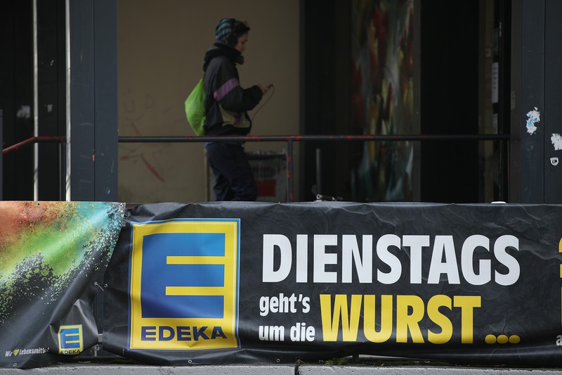 Auf dem Bild sieht man das Logo von EDEKA, wo eine Mutter dem Kind eine Lektion erteilen wollte und EDEKA postete dazu einen Facebook-Post, so reagierten die Mitarbeiter.