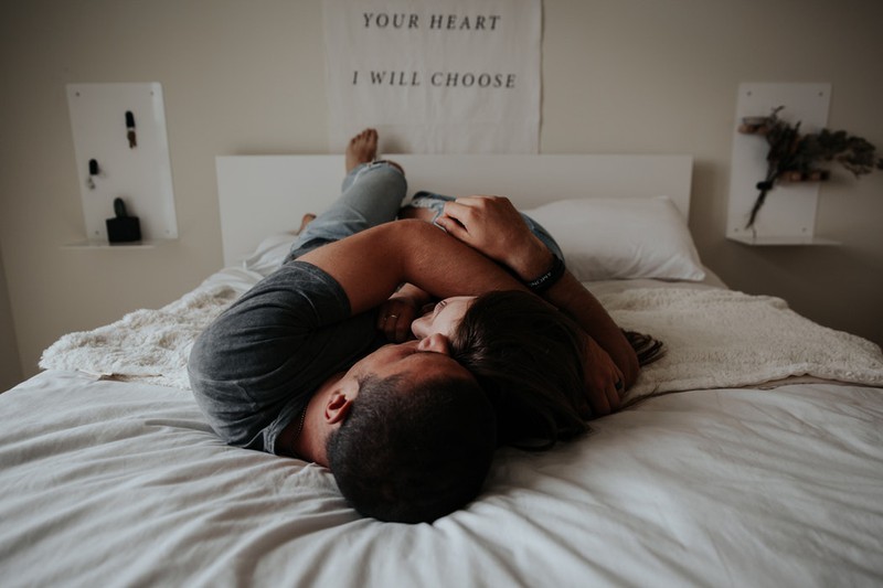 Dieses Bild zeigt ein Paar, das im Bett liegt.