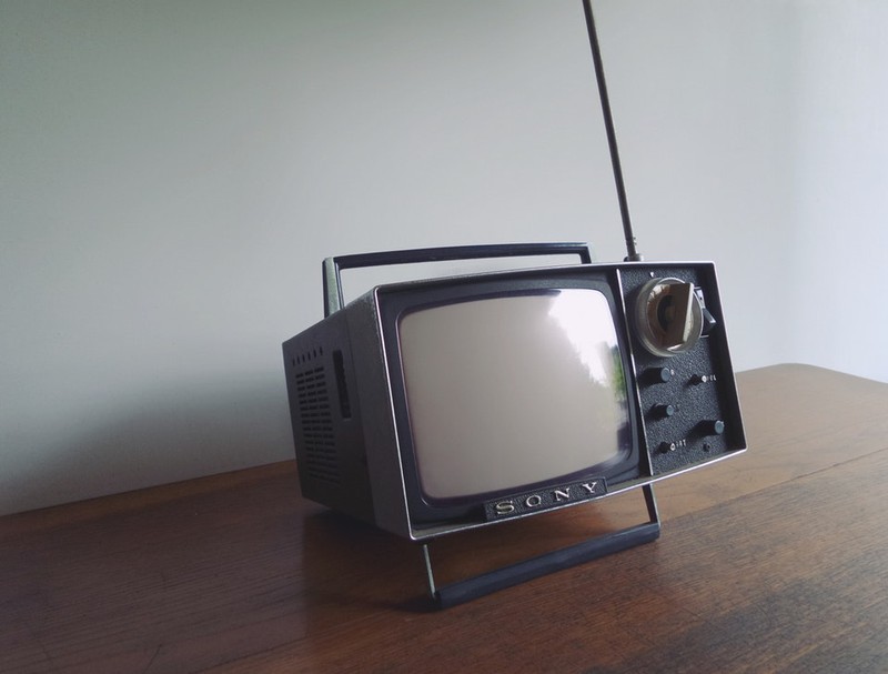 Dieses Bild zeigt einen altmodischen Fernseher, auf dem man Sitcoms schauen kann.