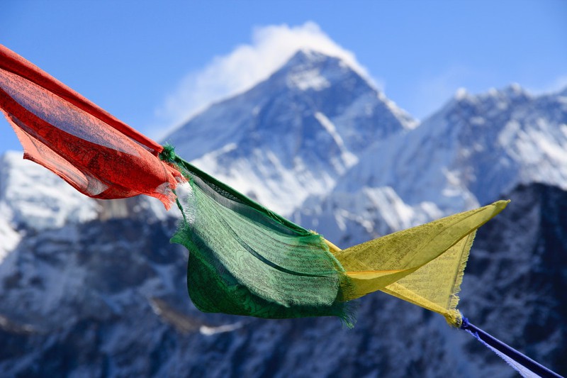 Dieses Bild zeigt einen Wegweiser auf den Mount Everest.