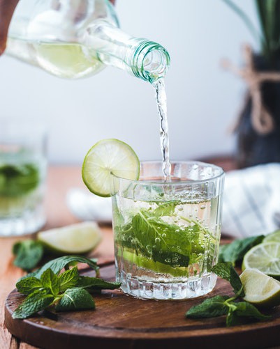 Man sieht ein Getränk und es geht um den Tipp, bei Hitze zu trinken.