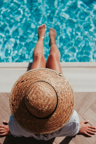 Man sieht eine Frau im Wasser und es geht um den Tipp Abkühlung bei Hitze.