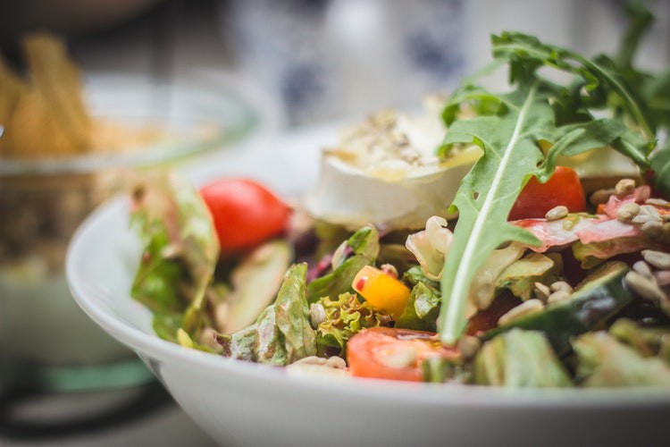 Man sieht einen Salat und es geht um den Tipp, bei Hitze nur leichtes Essen zu essen.