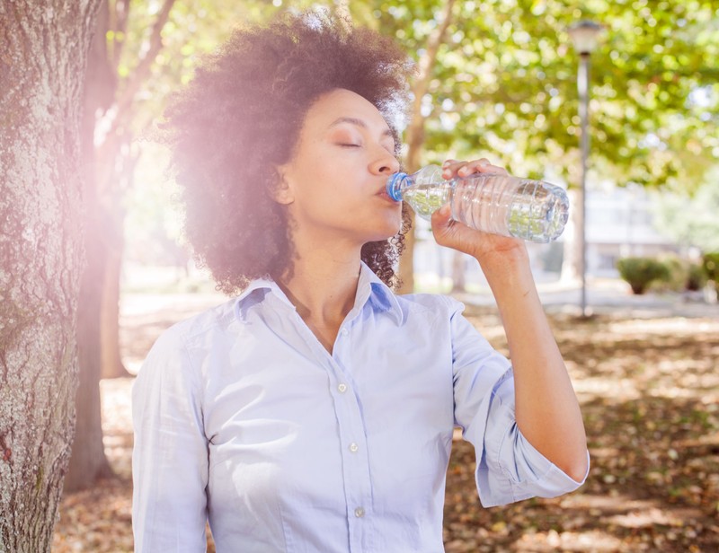 Es ist wichtig, bei der Hitze auch entsprechend viel Wasser zu trinken!