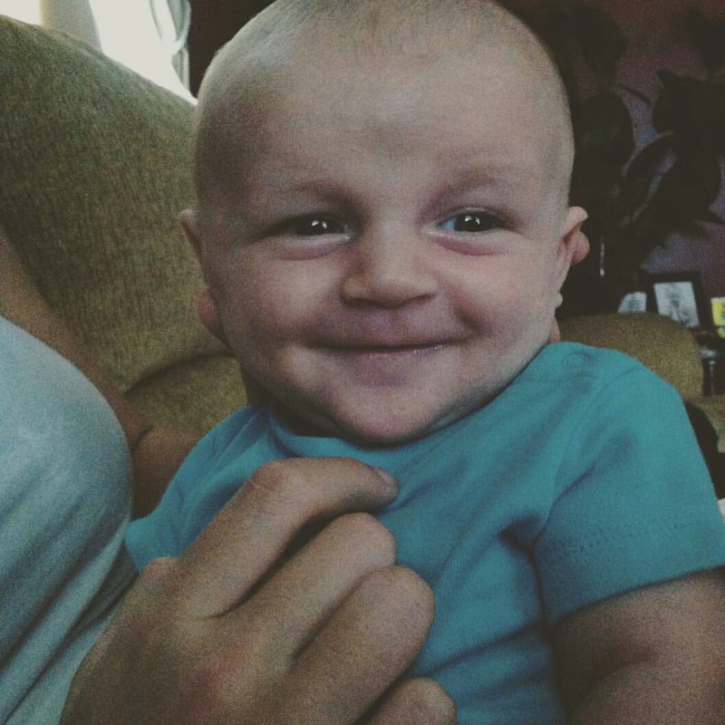 Das Baby sieht aus wie ein Opa.