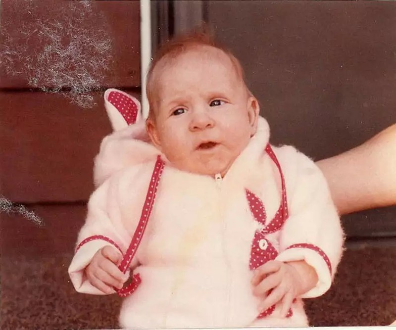 Das Baby sieht aus wie ein Opa.