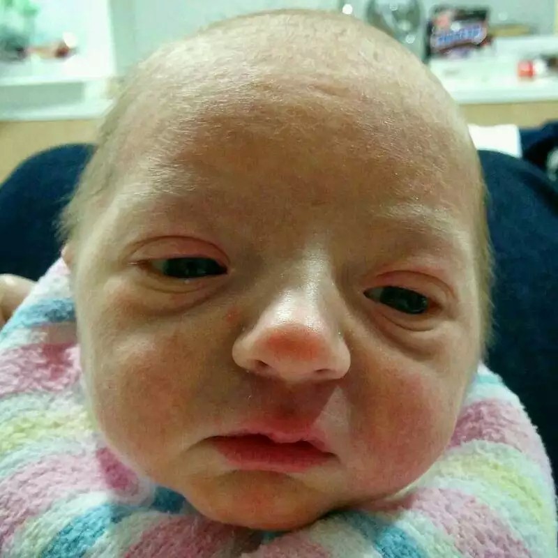 Das Baby sieht aus wie ein Opa.