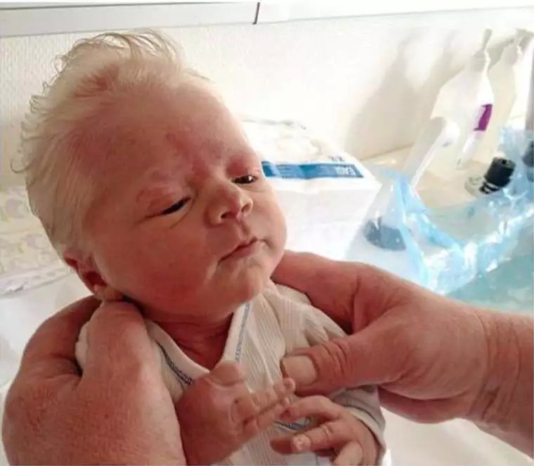 Ein Baby, das aussieht wie ein Opa.