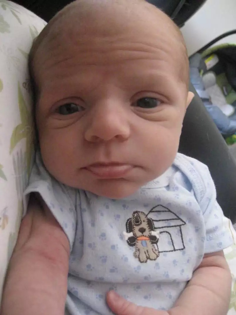 Abgebildet ist ein Baby, das aussieht wie ein Opa.