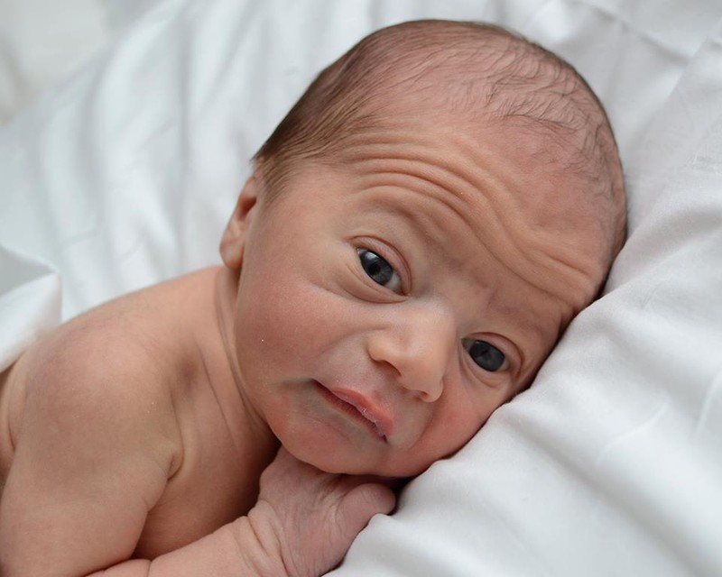 Ein Baby, das aussieht wie ein Opa.