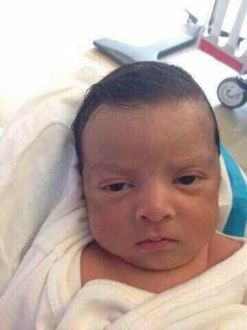 Das Baby sieht aus wie ein Opa.