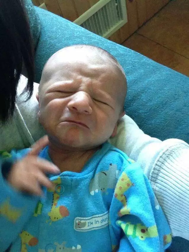 Wie ein Opa sieht das Baby auf dem Bild aus.