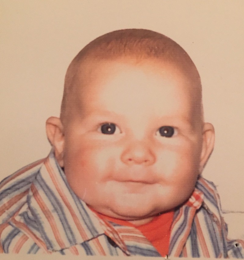 Ein Baby, das aussieht wie ein Opa.