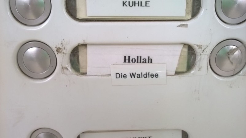 Zu sehen ist ein lustiges Klingelschild und es geht um lustige Klingelschilder.