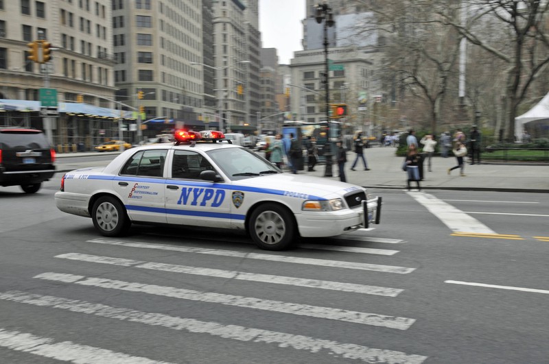Das Polizeiauto ist von der New Yorker Polizei, die einer Lebensmitteldiebin das Essen bezahlten.