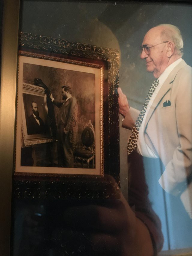 Ein alter Mann mit einem Bild
