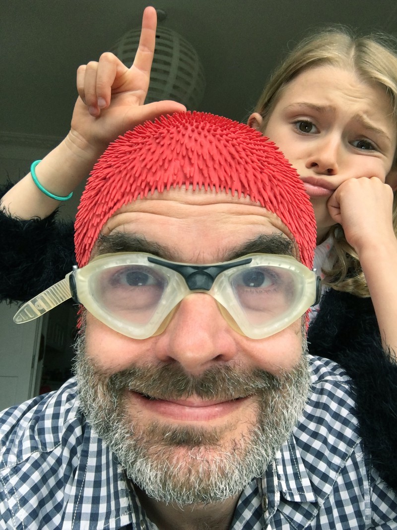 Vater mit seiner Tochter beim Spielen