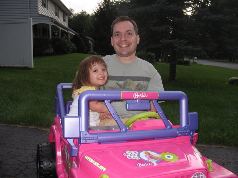Vater mit Tochter im Barbie-Auto