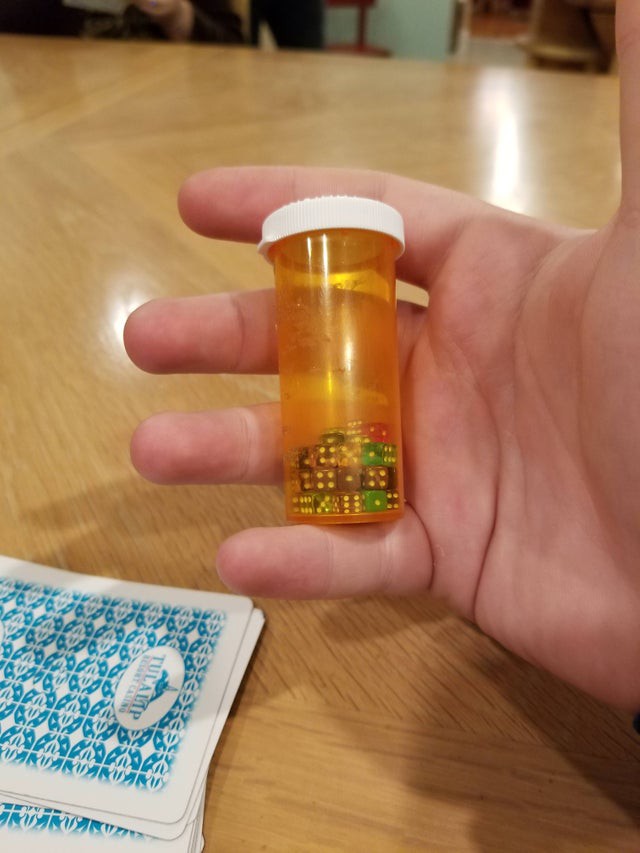 Eine Dose mit Spielwürfeln