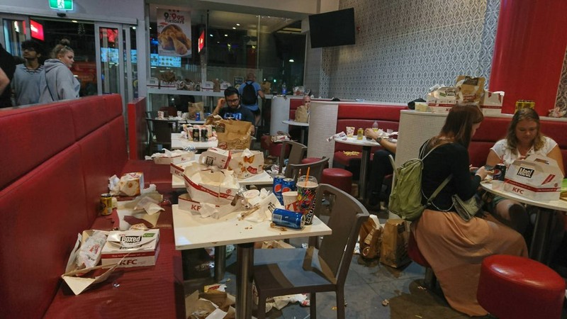 Chaos, das Gäste im Restaurant hinterlassen haben