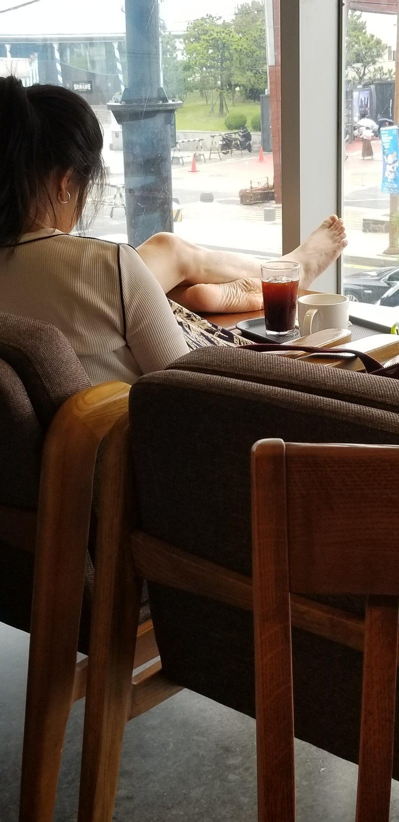 Frau, die im Restaurant ihre Schuhe ausgezogen hat