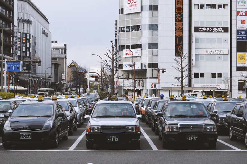 Parkplatz, auf dem Autos stehen