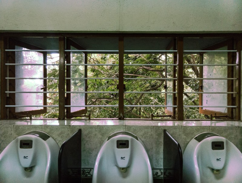 Öffentliche Toilette, auf der manche Menschen widerlichen Angewohnheiten nachgehen