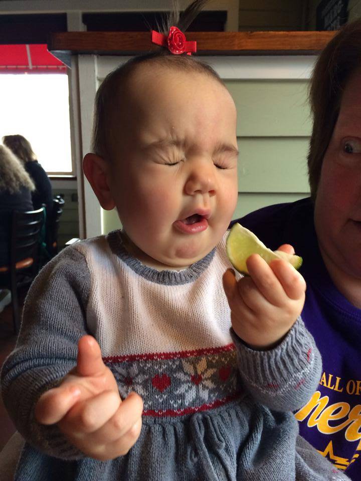 Zu sehen ist ein lustiges Babyfoto