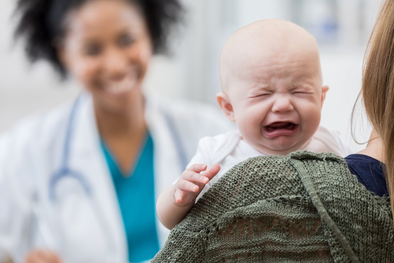Baby weint vor Ärztin