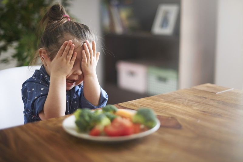 Kleines Mädchen will nicht essen