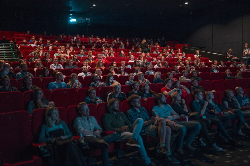 Volles Kino mit roten Sitzen