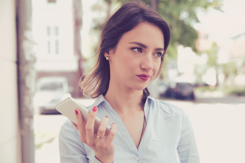 Genervte Frau mit Handy