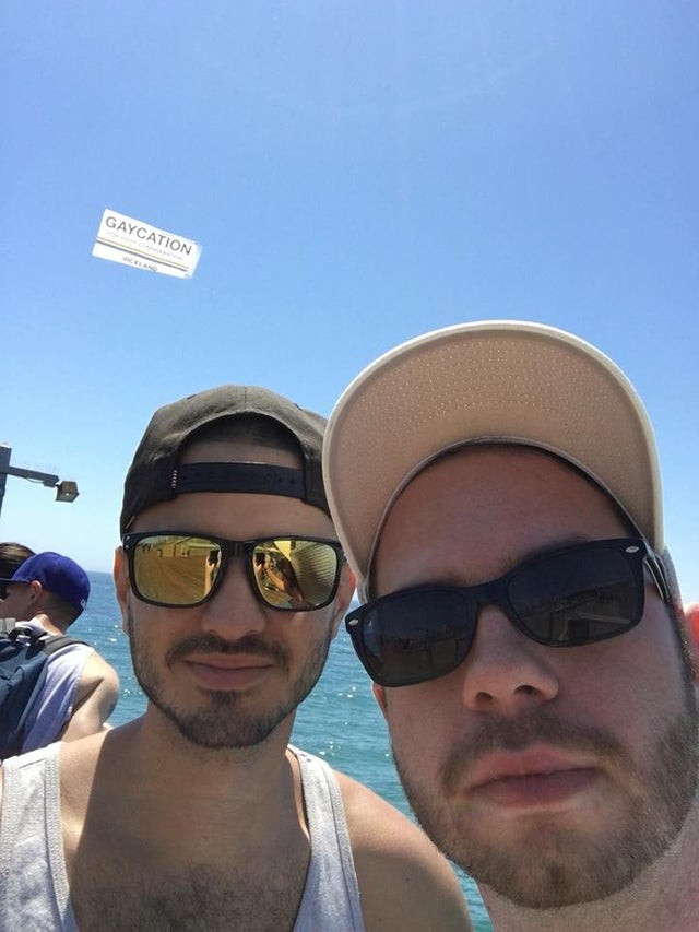 Zwei Männer auf einem Boot