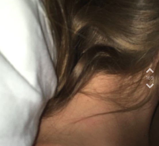 Frau, die im Bett eines Jodel-Nutzers schläft