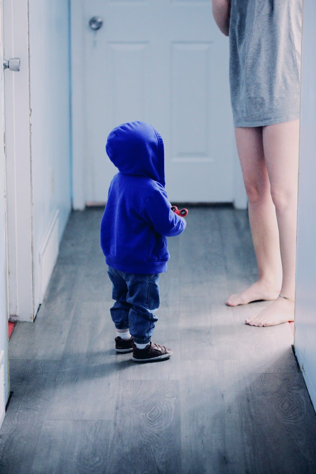 Kind, das vor dem Schlafzimmer seiner Eltern steht
