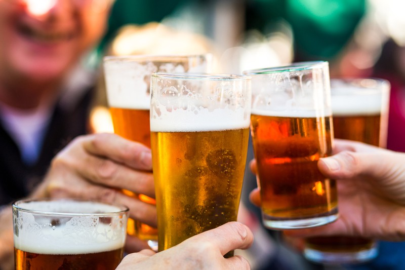Männer stöß mit Bier an