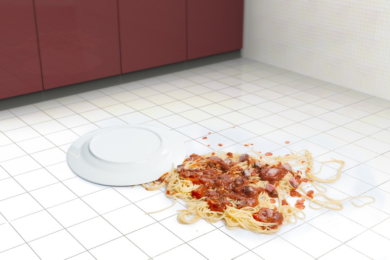 Spaghetti auf einem Küchenboden