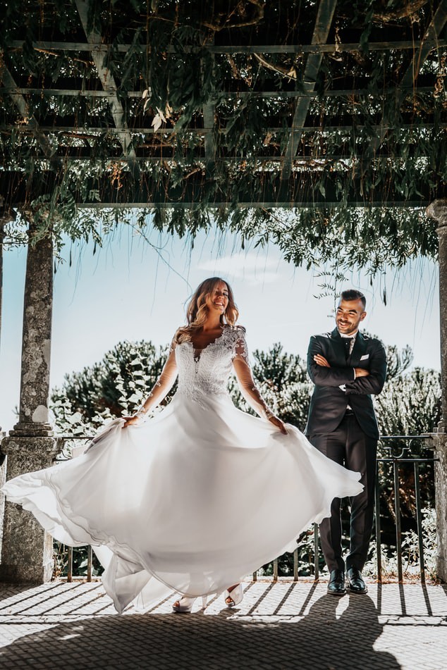 Das Bild zeigt eine glückliche Hochzeit