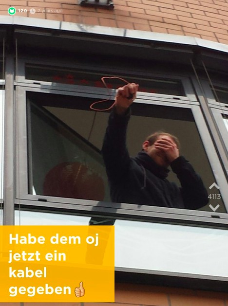 Bild von Jodler, der in einem Treppenhaus eingesperrt ist
