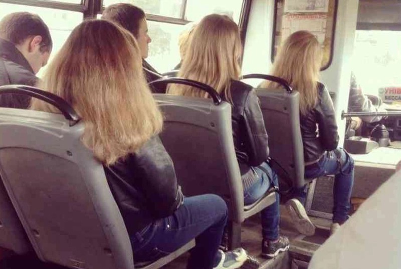 Frauen sitzen im Bus und sehen komplett gleich aus.