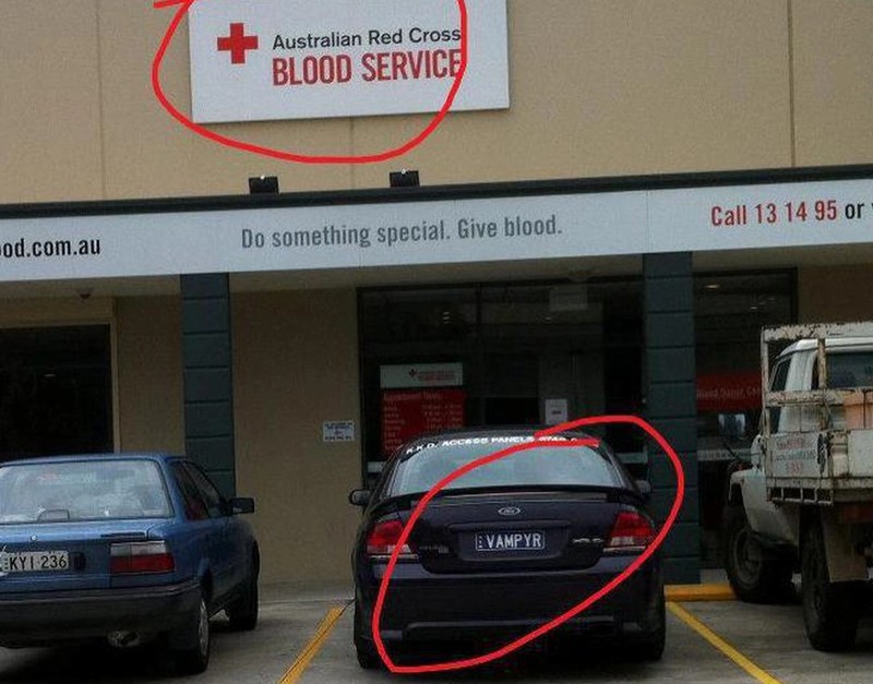 Vampier parkt vor Blutbank