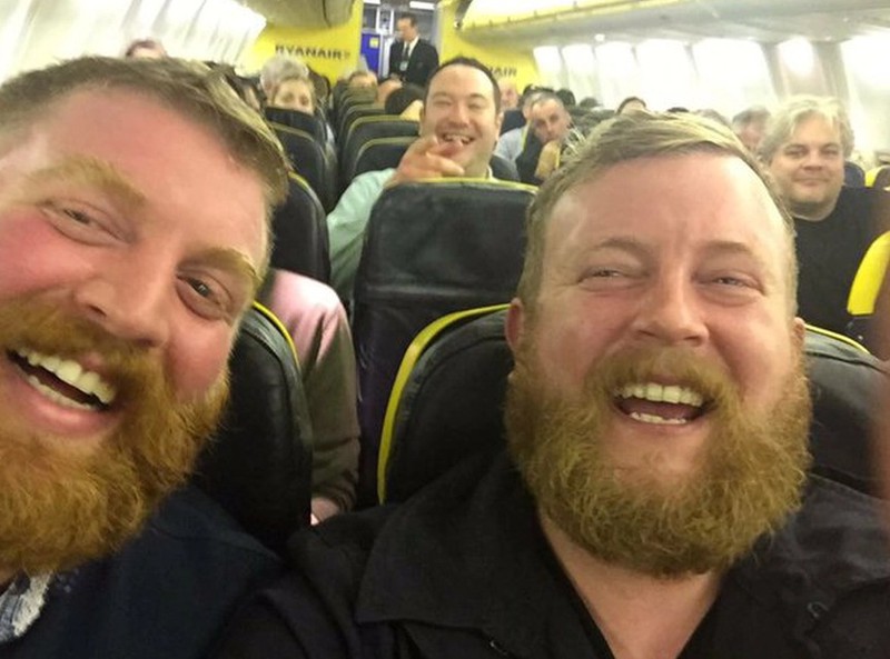 Zwei bärtige Männer im Flugzeug