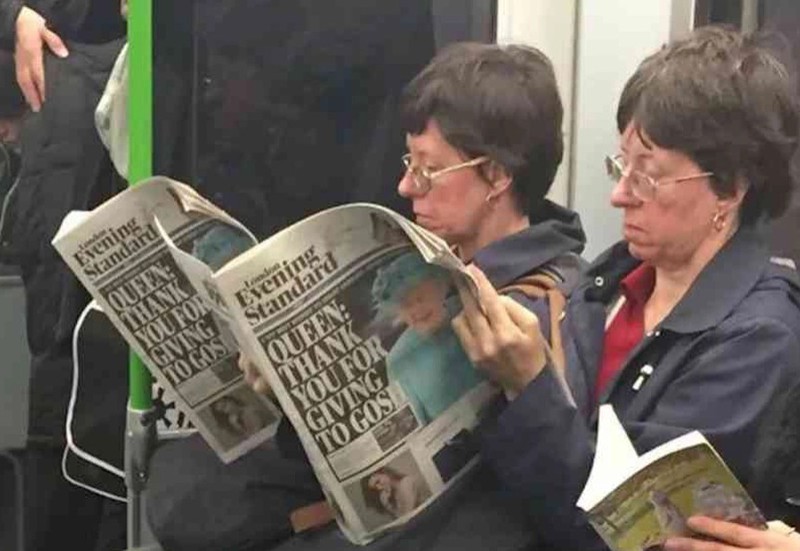 Zwei Frauen sehen gleich aus und lesen aus der gleichen Zeitung.