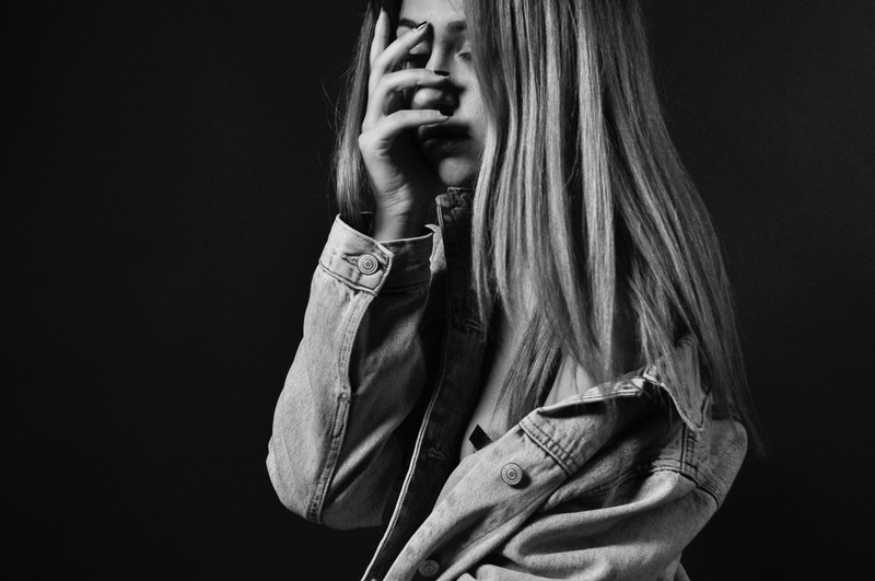Mädchen, blond, schwarzer Hintergrund