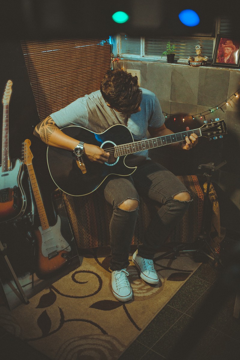 Mann, der Gitarre spielt