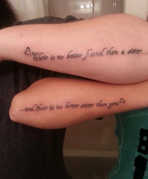 Das Schwesterntattoo hat definitiv einen kleinen Rechtschreibfehler.