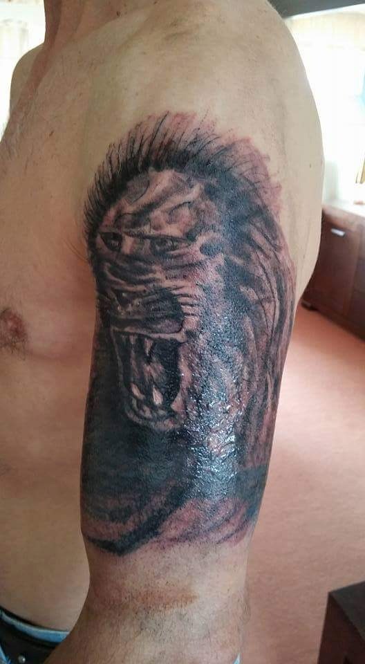 Das Tattoo soll wohl einen Löwe darstellen.