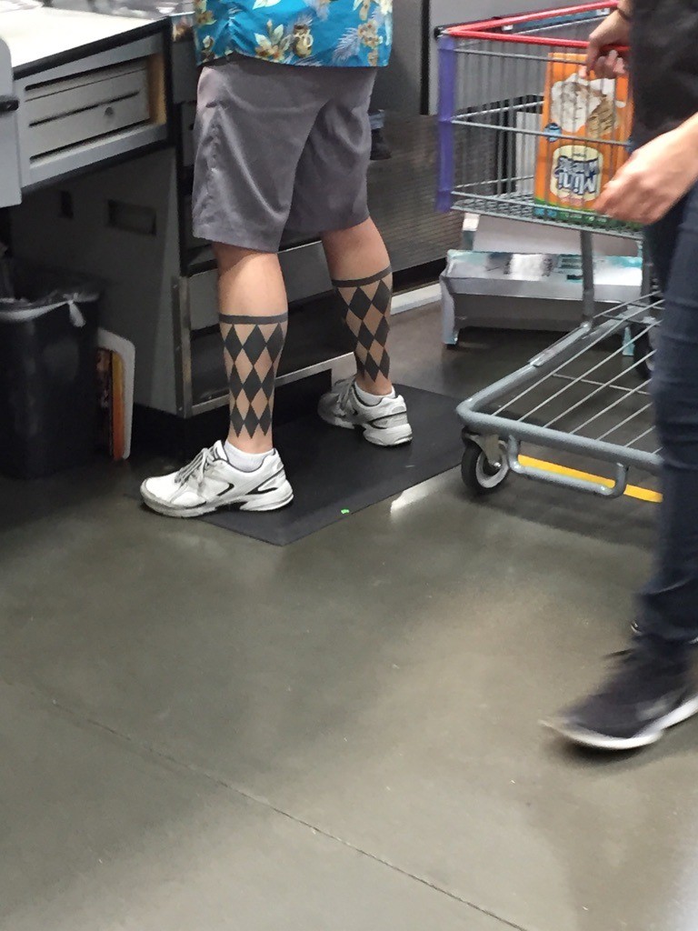 Dieser Mann hat sich Socken als Tattoo stechen lassen.