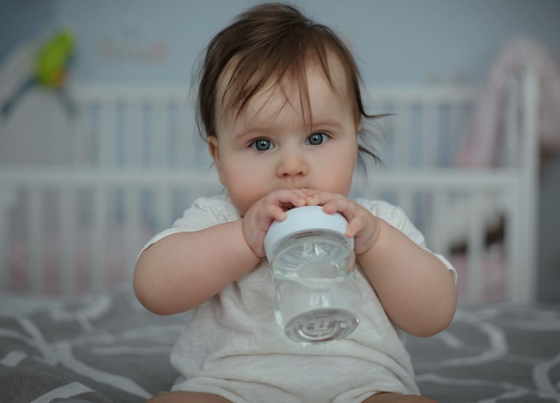 Baby mit einer Wasserflasche